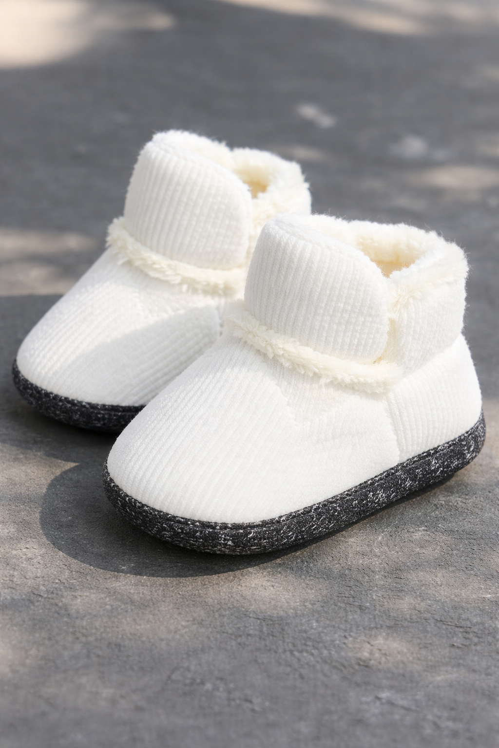 Calcetines de invierno forrados para bebé con aspecto de gamuza